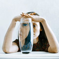 Obwohl sie nicht auffallend schlecht aussehen, empfinden sich Menschen mit Körperdysmorpher Störung als hässlich. Oft beginnt die psychische Erkrankung in der Pubertät