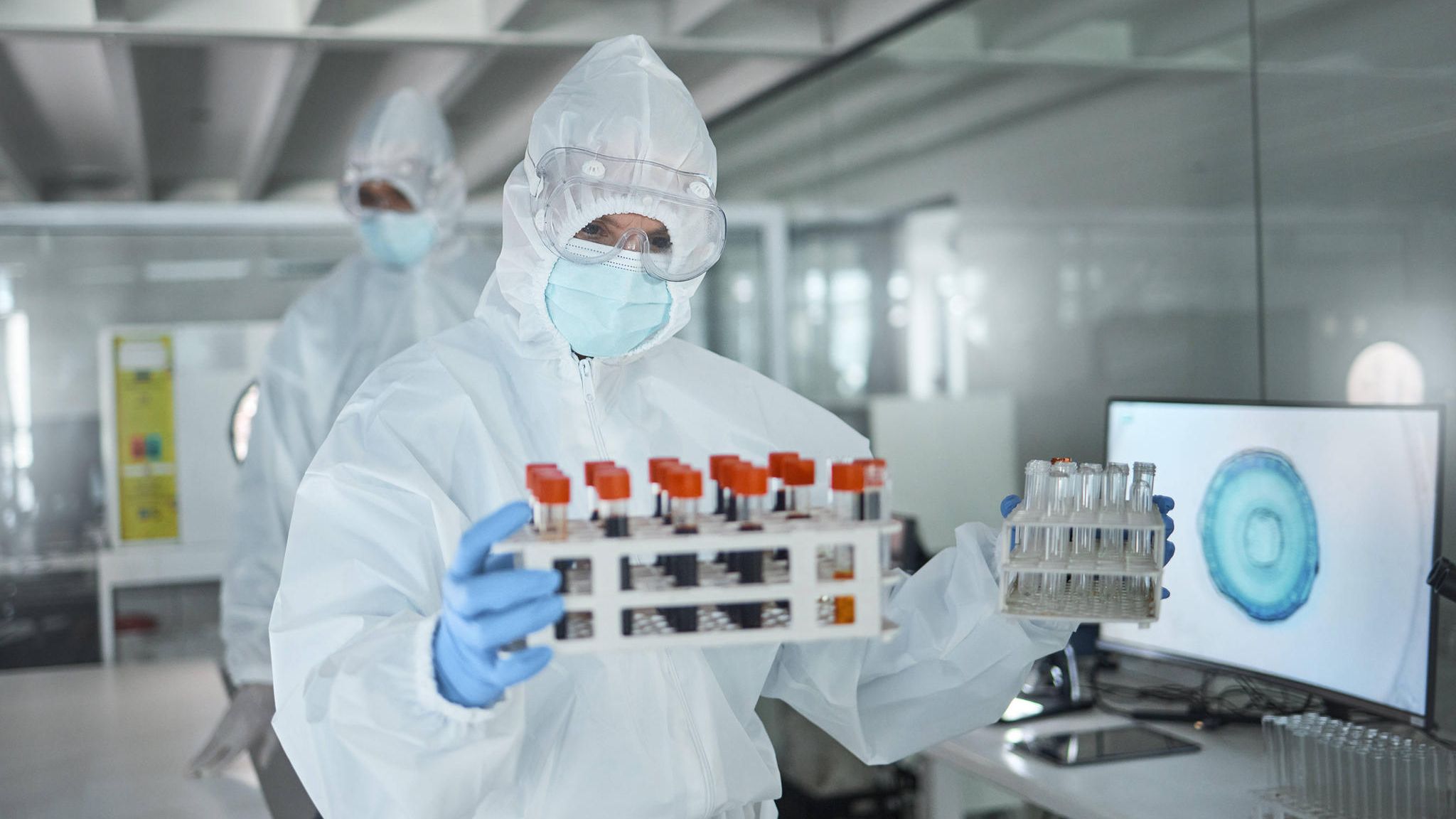 Laborant mit Proben zur Erforschung