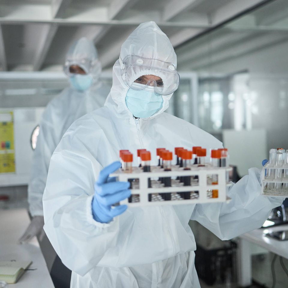 Laborant mit Proben zur Erforschung