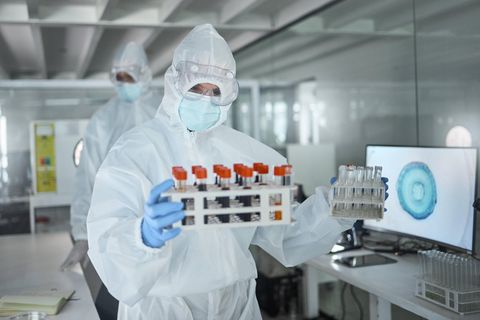 Laborant mit Proben zur Erforschung