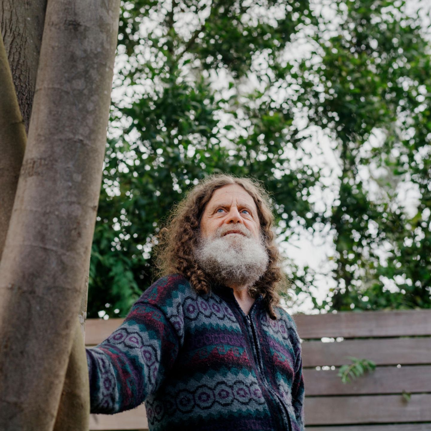 Neurowissenschaftler Robert M. Sapolsky steht leicht angelehnt an einem Baum.
