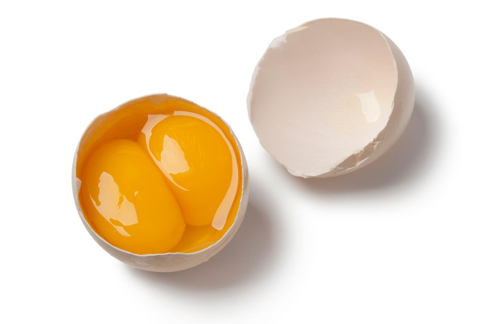 Zwei Eigelb in einem Ei werden auch als Doppeldotter bezeichnet