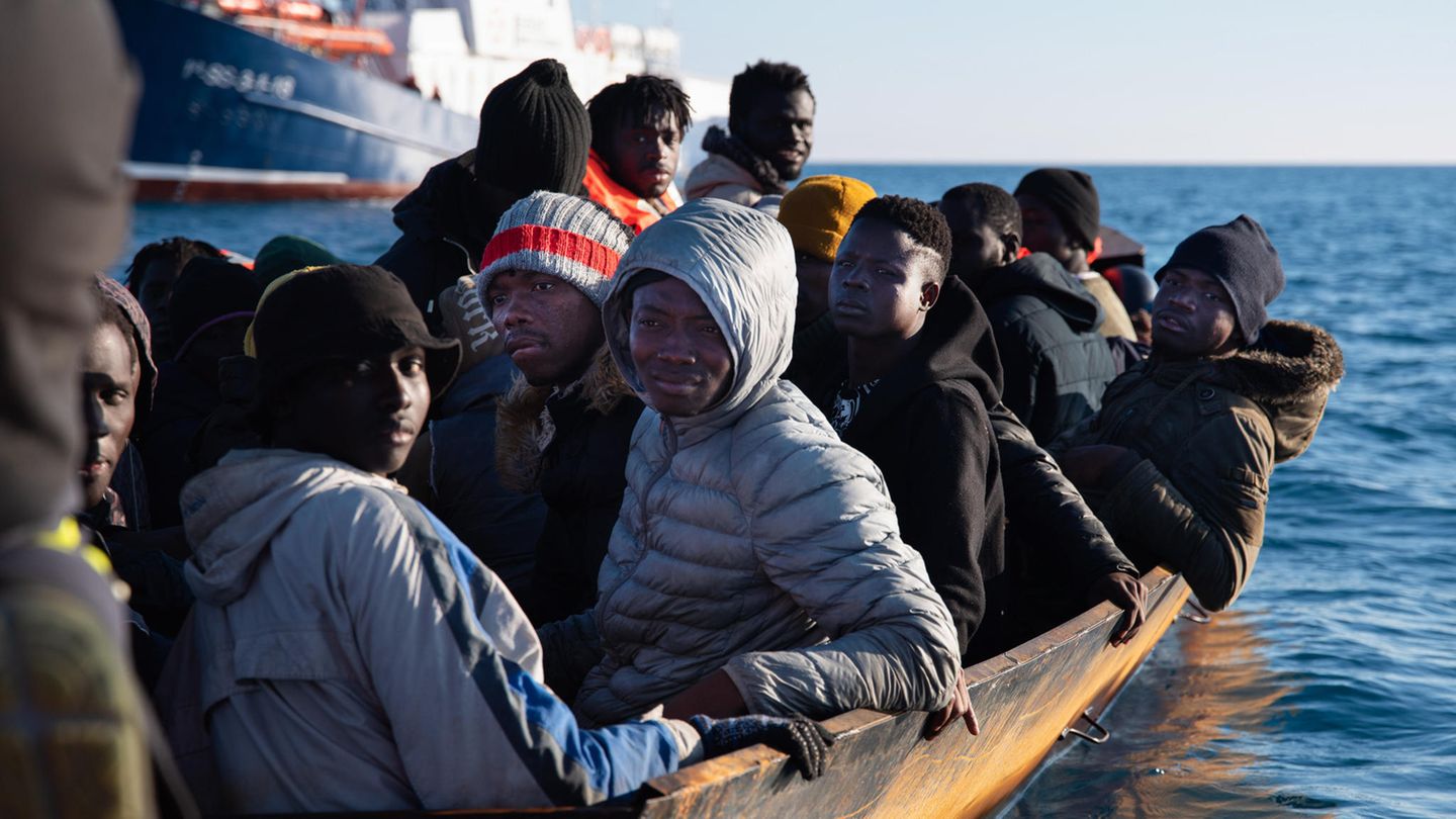 Geflüchtete in einem überfüllten Metallboot werden auf dem Mittelmeer vor Lampedusa gerettet