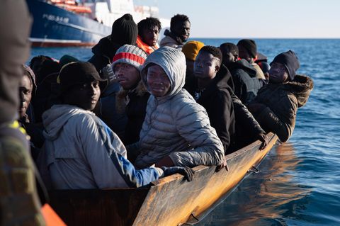 Geflüchtete in einem überfüllten Metallboot werden auf dem Mittelmeer vor Lampedusa gerettet