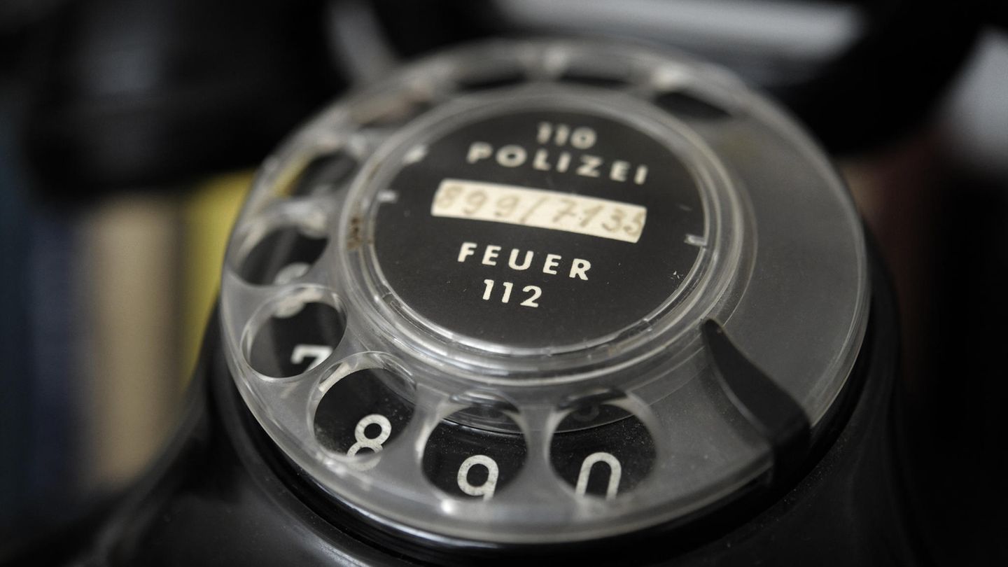 Wahlmöglichkeit: Erst seit 1973 gibt es im ganzen Land die dreistelligen Notrufnummern für Polizei und Feuerwehr. Die Zahlenfolgen 110 und 112 waren auf den damaligen Scheibentelefonen besonders problemlos einzugeben