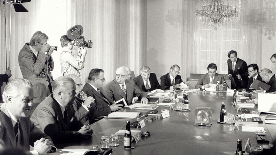 Politiker sitzen am 20. September 1973 um einen großen Tisch im Bonner Palais Schaumburg