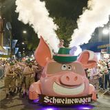 Parade mit Schweinewagen – wie im Karneval