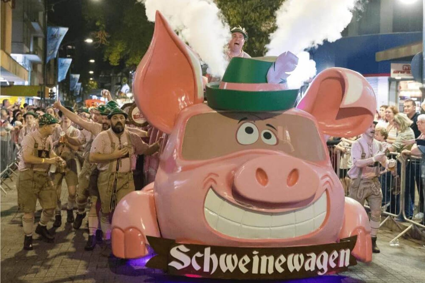 Parade mit Schweinewagen – wie im Karneval Parade mit Schweinewagen – wie im Karneval