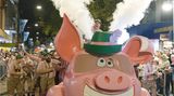 Parade mit Schweinewagen – wie im Karneval