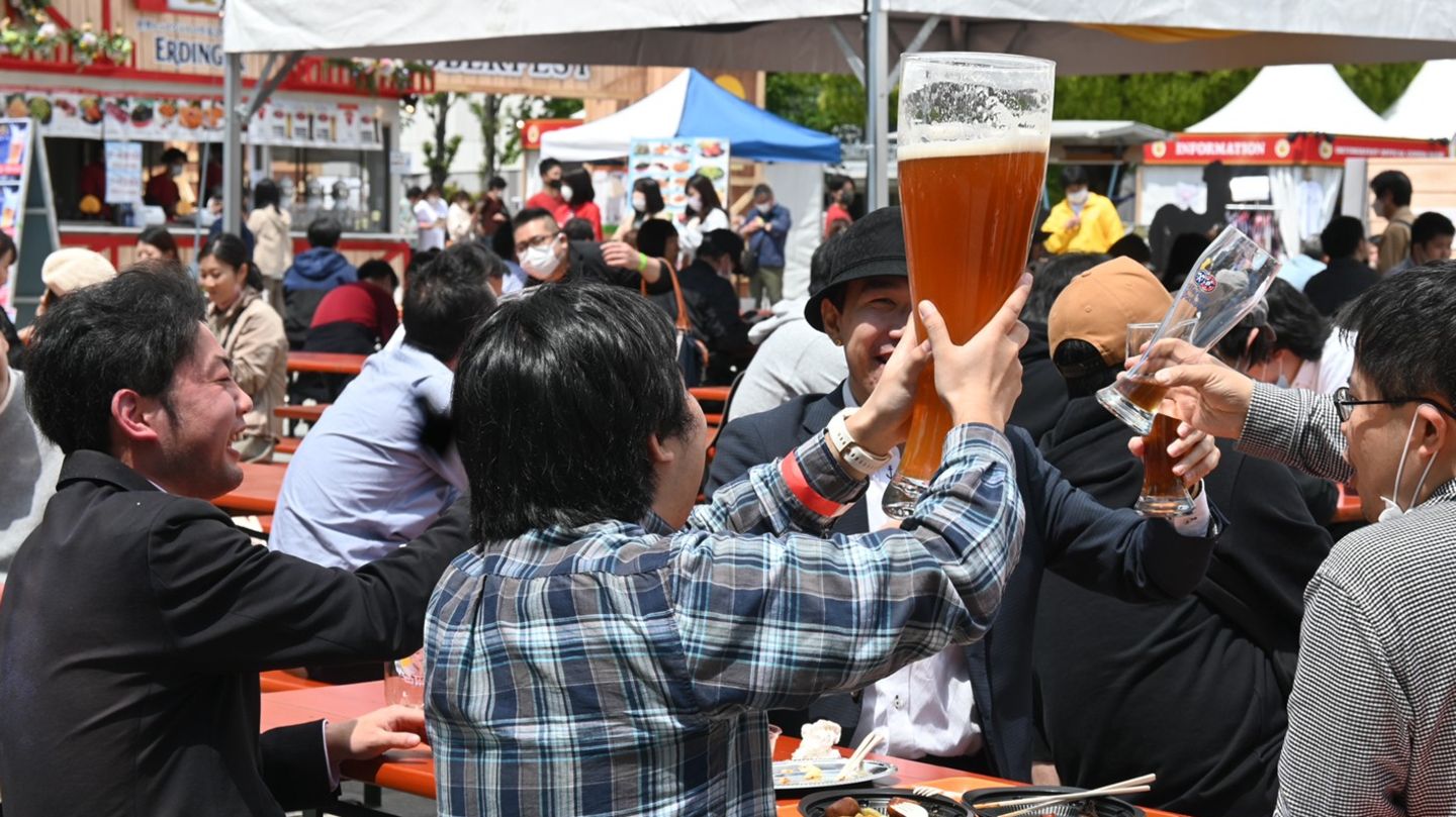 Odaiba Oktoberfest in Tokio: "Bier- und Wurstspektakel" Auf dem Oktoberfest in Tokio stoßen Japaner an