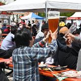 Auf dem Oktoberfest in Tokio stoßen Japaner an