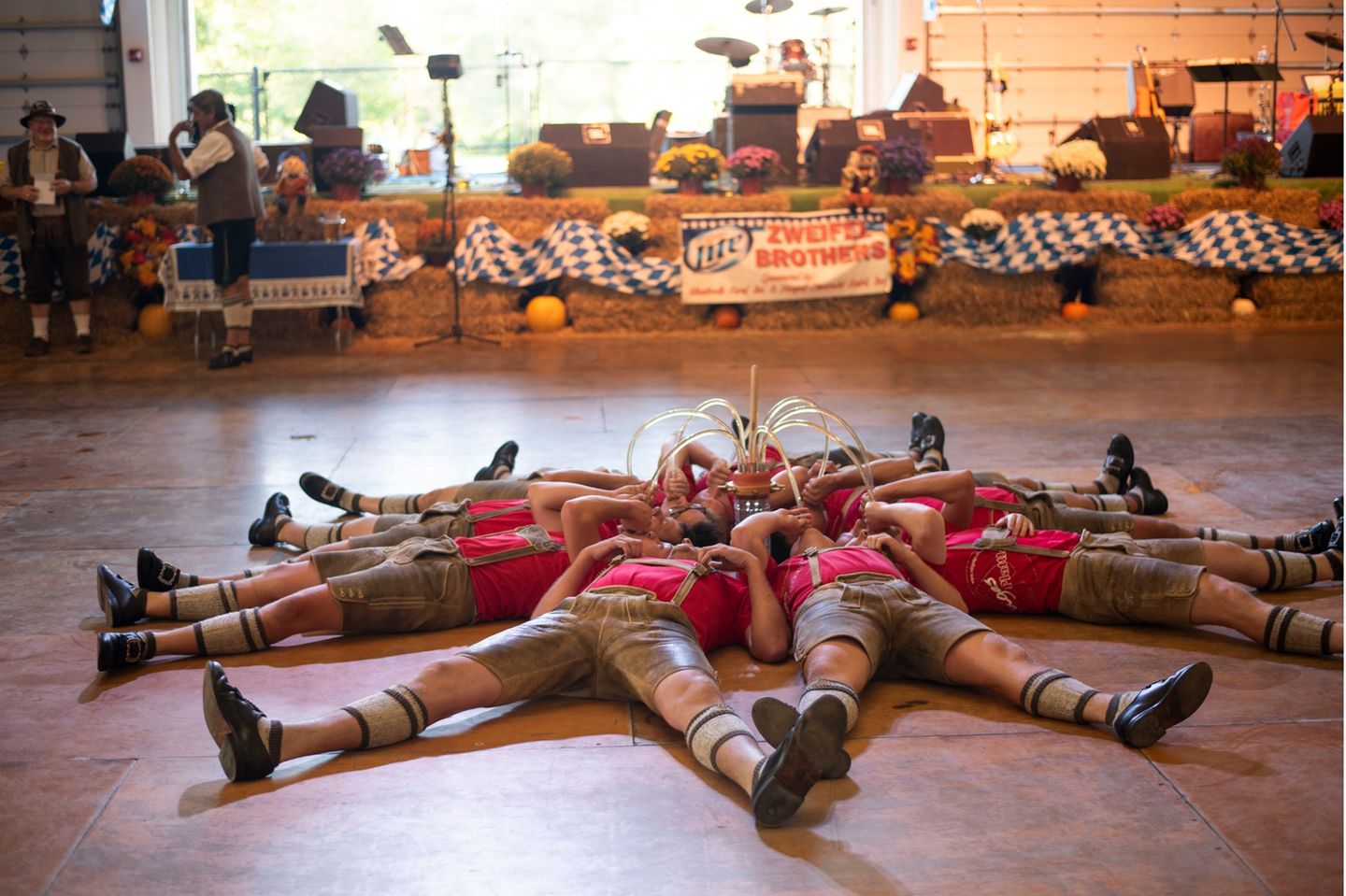 Lederhosen und Dackel-Wettlauf Billiger Wiesn-Abklatsch oder athentisch? Tatsächlich wollen die Veranstalter des Frankenmuth Oktoberfests die Kultur des Originals zu bewahren. Kollektives Biertrinken aus Schläuchen es in München zwar nicht, aber immerhin sehen die Trachten recht authentisch aus. Auch ein Wettrennen mit Dackeln wird veranstaltet. Die Hunde sind typisch Münchnerisch. Man nennt sie dort auch "Zamperl"