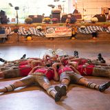 Billiger Wiesn-Abklatsch oder athentisch? Tatsächlich wollen die Veranstalter des Frankenmuth Oktoberfests die Kultur des Originals zu bewahren. Kollektives Biertrinken aus Schläuchen es in München zwar nicht, aber immerhin sehen die Trachten recht authentisch aus. Auch ein Wettrennen mit Dackeln wird veranstaltet. Die Hunde sind typisch Münchnerisch. Man nennt sie dort auch "Zamperl"