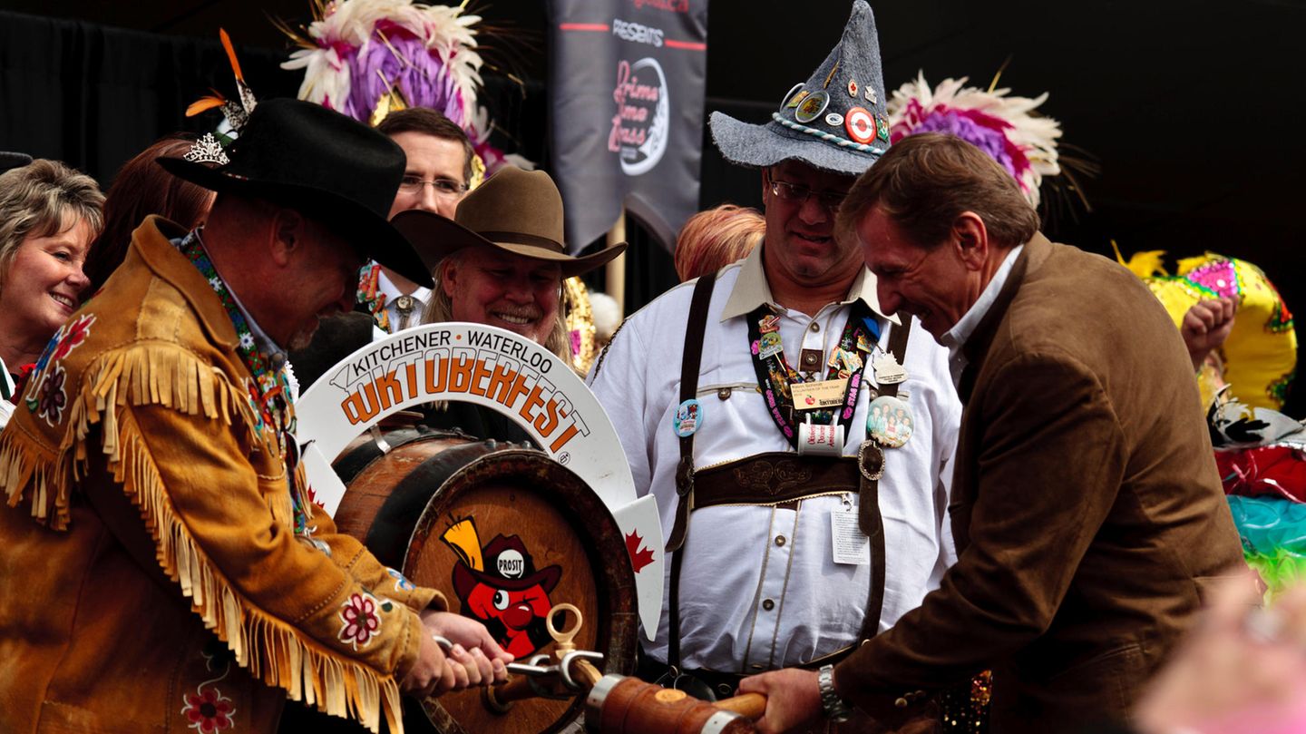 Oktoberfest-Anstich mit Zapfhahn – in Kanada Oktoberfest-Anstich mit Zapfhahn – in Kanada