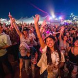 Eine bayerische Band spielt, es gibt Bier von Weihenstephan