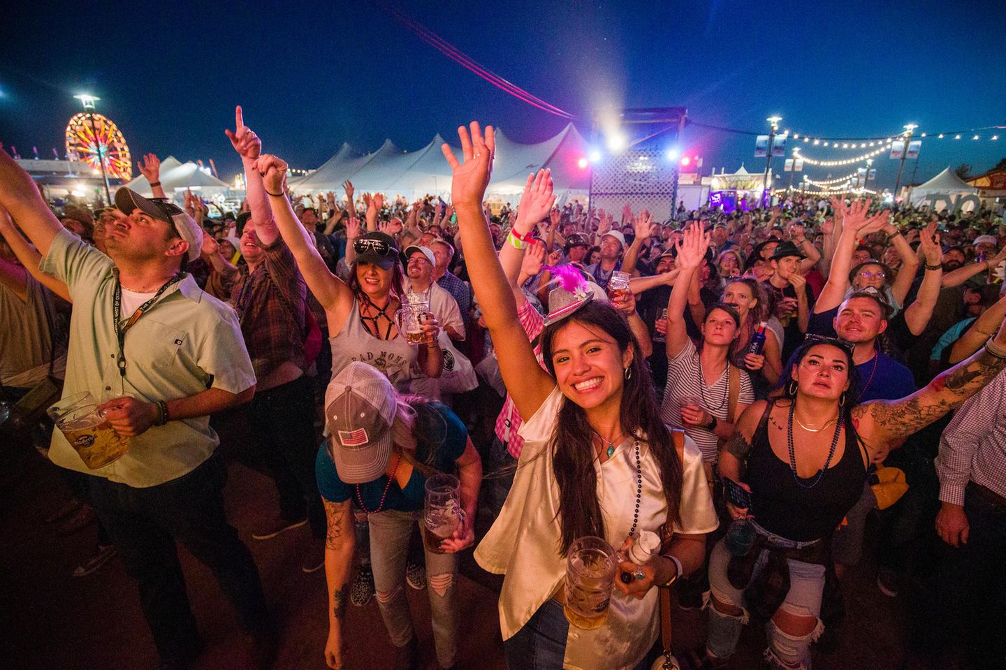 Eine bayerische Band spielt, es gibt Bier von Weihenstephan