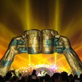 Zwei riesige, goldene Bierkrüge werden von zwei Händen in die Luft gestemmt