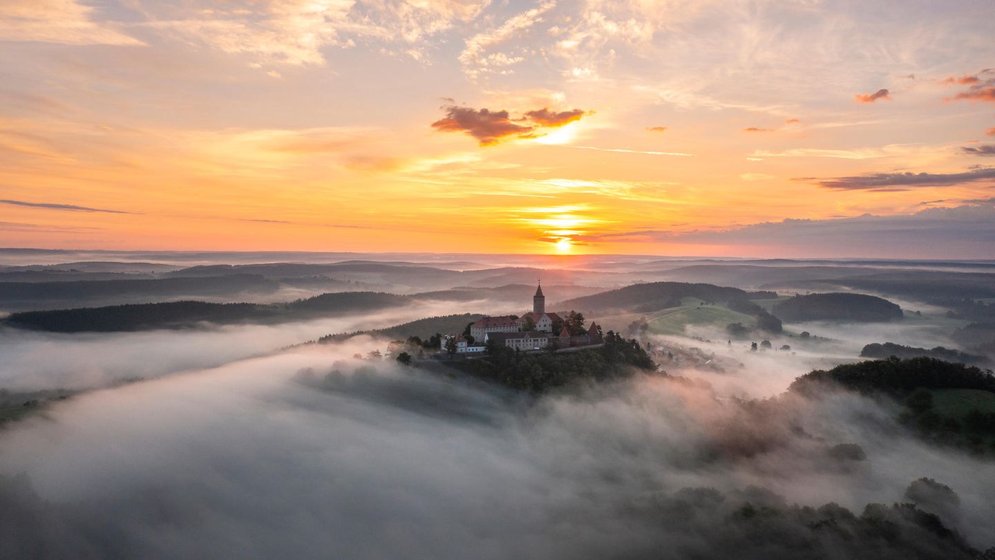 Beim Sonnenaufgang bei der Leuchtenburg in Thüringen herrschte Mitte August bereits herbstliche Stimmung