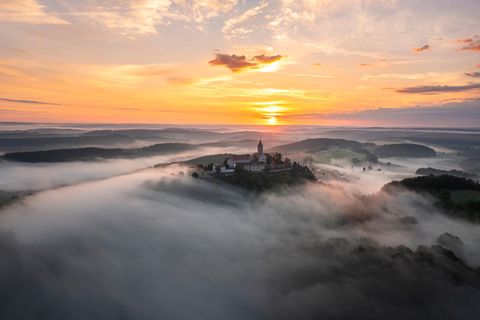 Beim Sonnenaufgang bei der Leuchtenburg in Thüringen herrschte Mitte August bereits herbstliche Stimmung