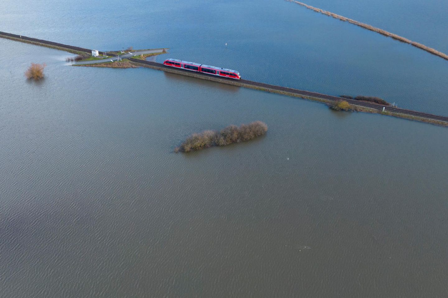 Extremwetterereignisse nehmen in Folge des Klimawandels zu. Hier wurde im hessischen Eichen eine Flussniederung überschwemmt 