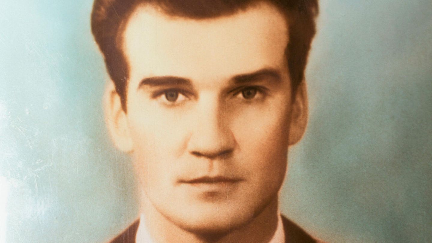 Ein zeitgenössisches Porträt von Stanislaw Petrow in Uniform