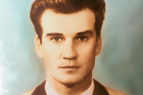 Ein zeitgenössisches Porträt von Stanislaw Petrow in Uniform