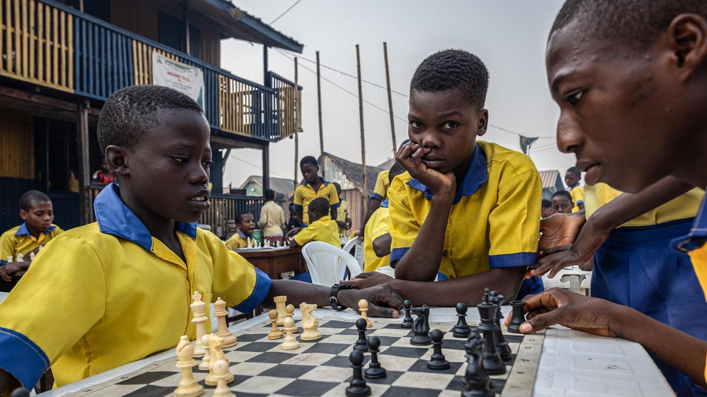 Schüler spielen Schach