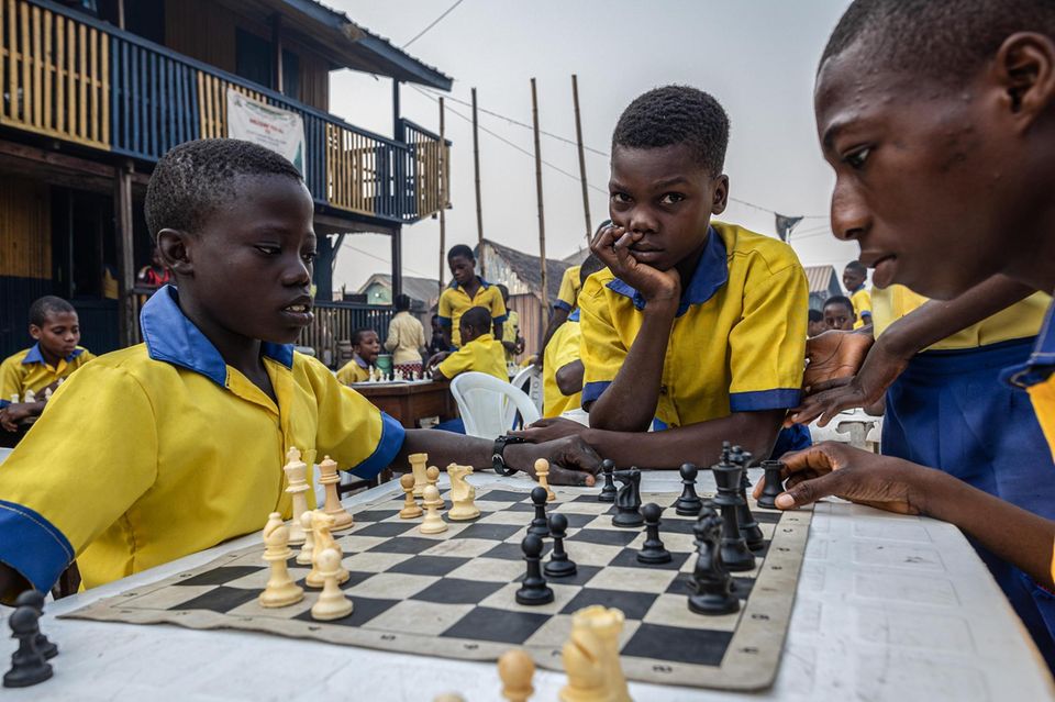 Schüler spielen Schach