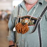 Ein Mann in Tracht auf dem Frankenmuth Oktoberfest