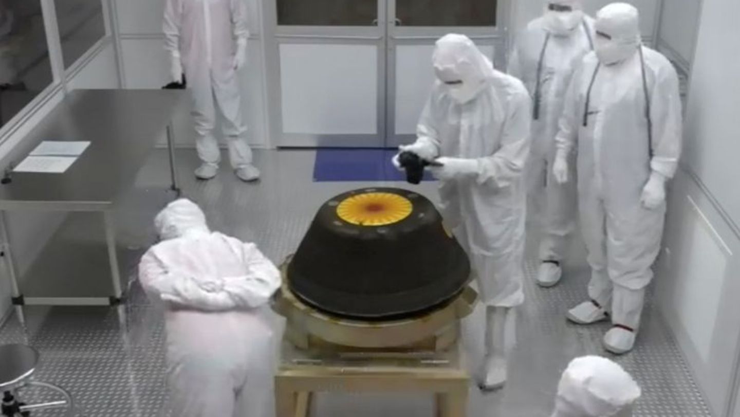 Techniker untersuchen die Probenrückführungskapsel der Nasa-Mission "Osiris-Rex". Foto: Uncredited/NASA/AP/dpa
