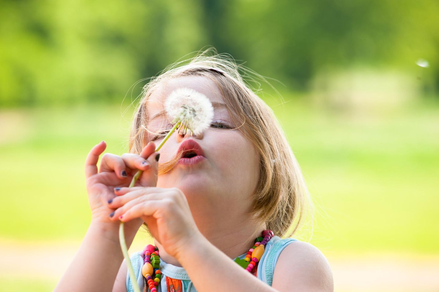 Mädchen mit Pusteblume