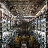 Eine etwa zehnstöckige Halle mit begehbaren Galerien , ganz unten stehen zwei Raumfähren klein wie Spielzeug.