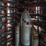 Die Trägerrakete mit zwei schmalen Boostern an der Seite. Auf kyrillisch steht oben "Energija".