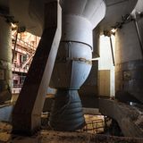 Die Trägerrakete von unten mit der überdimensionierten Schubdüse, im Halbdunkel.