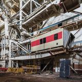 Kabine auf einem Schwenkarm in der Halle. Die Schleuse hat Hausgröße.