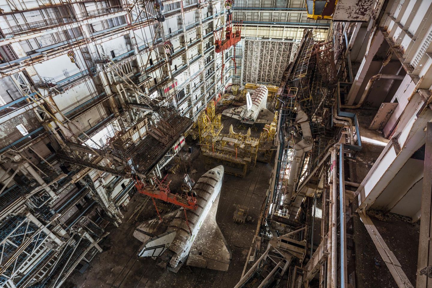 Die selbe Halle, der Blick von oben auf die zwei Raumfähren. Sie erinnern an Flugzeuge.