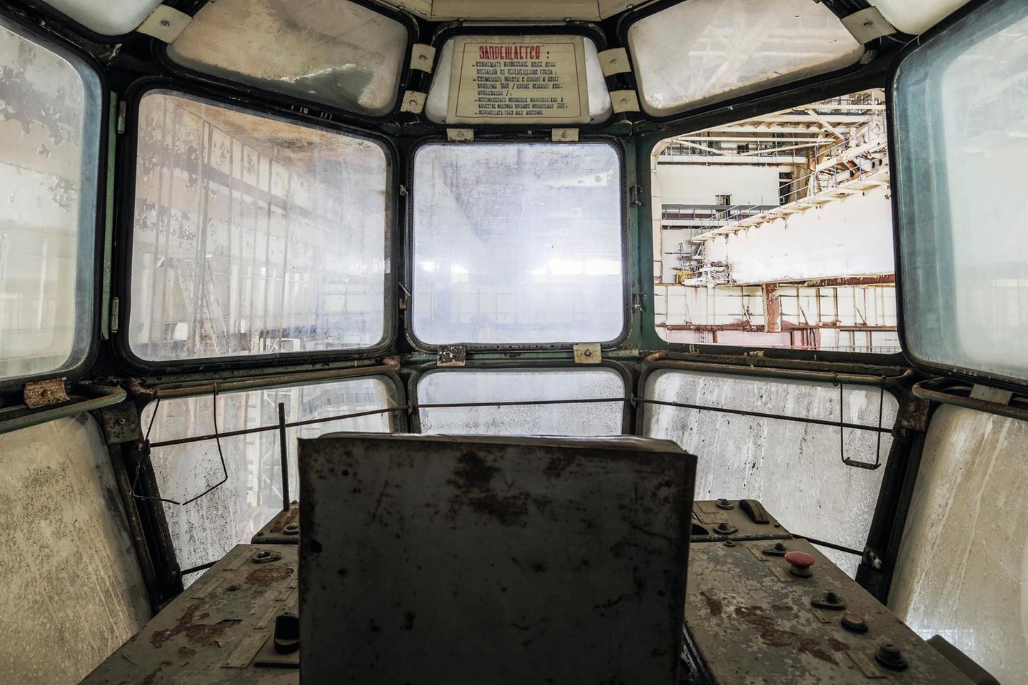 Arbeitsplatz im Kran Ein Stuhl in der verglasten Krankabine, die Scheiben sind Milchglas.