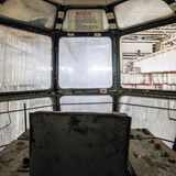 Ein Stuhl in der verglasten Krankabine, die Scheiben sind Milchglas.