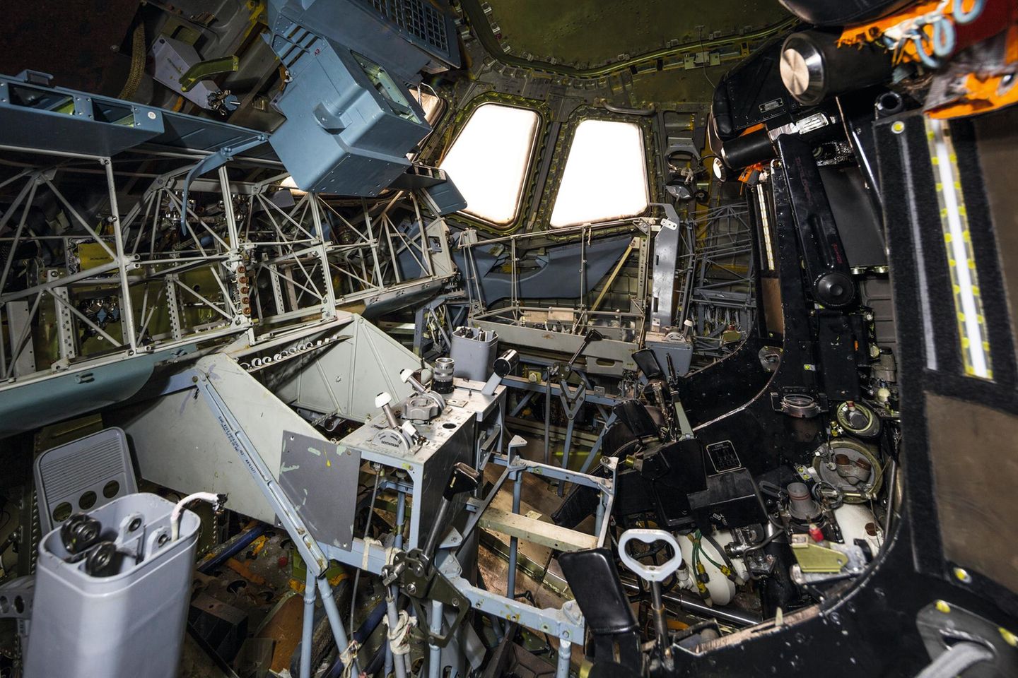 Ein Trümmerhaufen: das ausgeschlachtete Cockpit einer Raumfähre mit Steuerknüppeln und kaputten Fenstern.