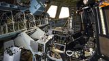 Ein Trümmerhaufen: das ausgeschlachtete Cockpit einer Raumfähre mit Steuerknüppeln und kaputten Fenstern.