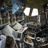 Ein Trümmerhaufen: das ausgeschlachtete Cockpit einer Raumfähre mit Steuerknüppeln und kaputten Fenstern.