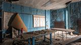 Tische, Werkzeug, Rohre, alles unter Staub. Sieht aus wie ein Museum.