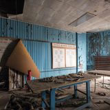 Tische, Werkzeug, Rohre, alles unter Staub. Sieht aus wie ein Museum.