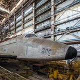 Der Raumgleiter von der Seite mit Hitzekacheln und einer schwarzen Spitze.