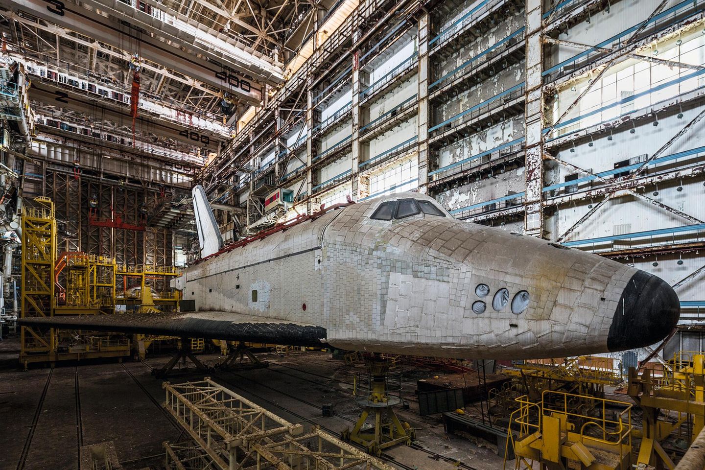 Orbiter Ok-4-M Der Raumgleiter von der Seite mit Hitzekacheln und einer schwarzen Spitze.