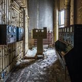 Schmaler Raum mit Messinstrumenten, Farbe blättert von den Wänden