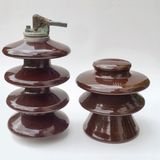 Diese braun lasierten Modelle sind verschollene Elemente einer einstigen Technik-Infrastruktur