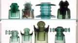 Sie bestehen aus Materialien, die den Abfluss des Stroms verhindern und der Witterung widerstehen sollen. Diese Isolatoren sind aus Glas, andere aus unterschiedlichen Keramiken, oft ist es Porzellan
