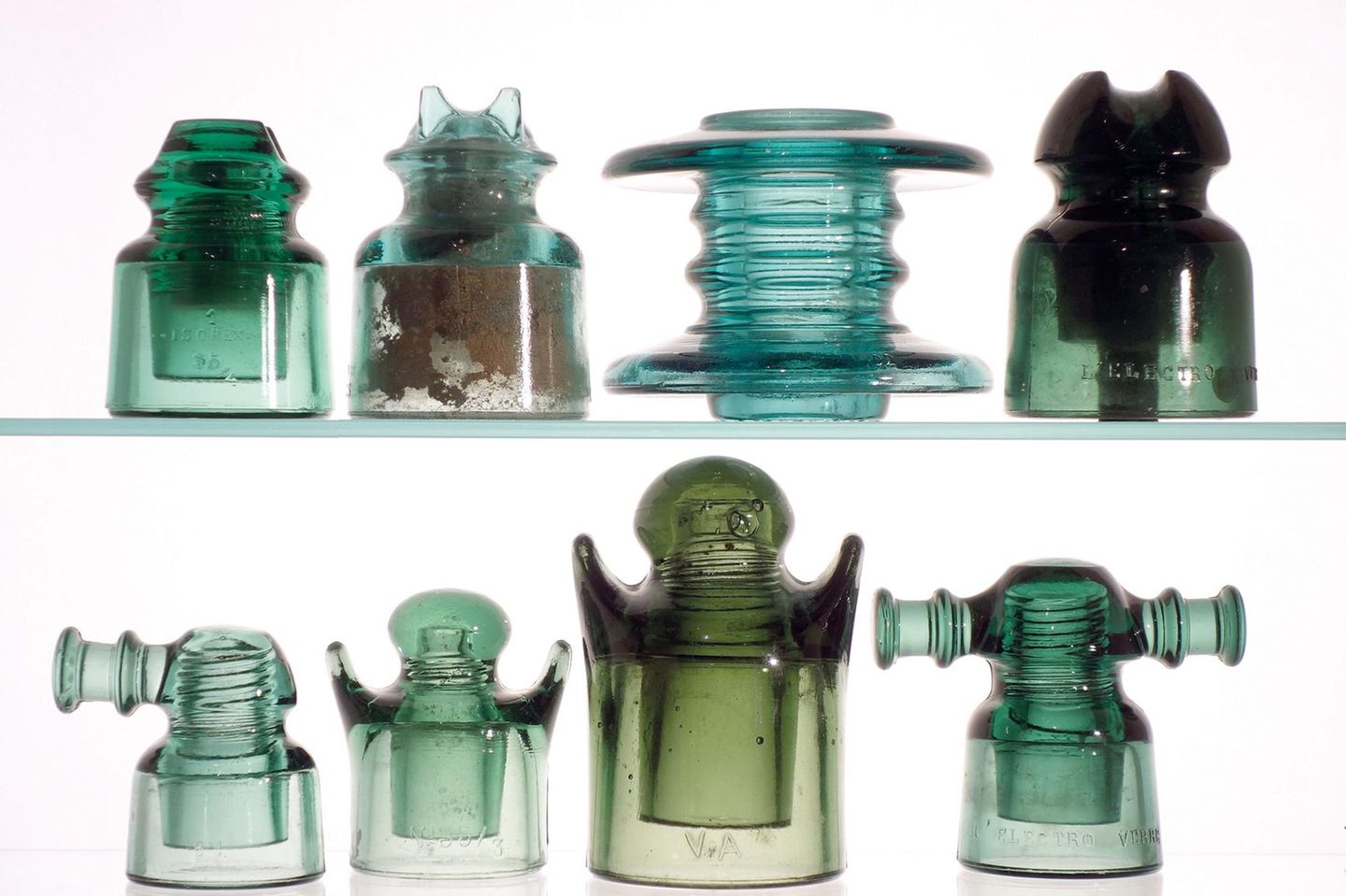 Sie bestehen aus Materialien, die den Abfluss des Stroms verhindern und der Witterung widerstehen sollen. Diese Isolatoren sind aus Glas, andere aus unterschiedlichen Keramiken, oft ist es Porzellan