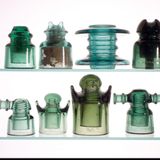 Sie bestehen aus Materialien, die den Abfluss des Stroms verhindern und der Witterung widerstehen sollen. Diese Isolatoren sind aus Glas, andere aus unterschiedlichen Keramiken, oft ist es Porzellan